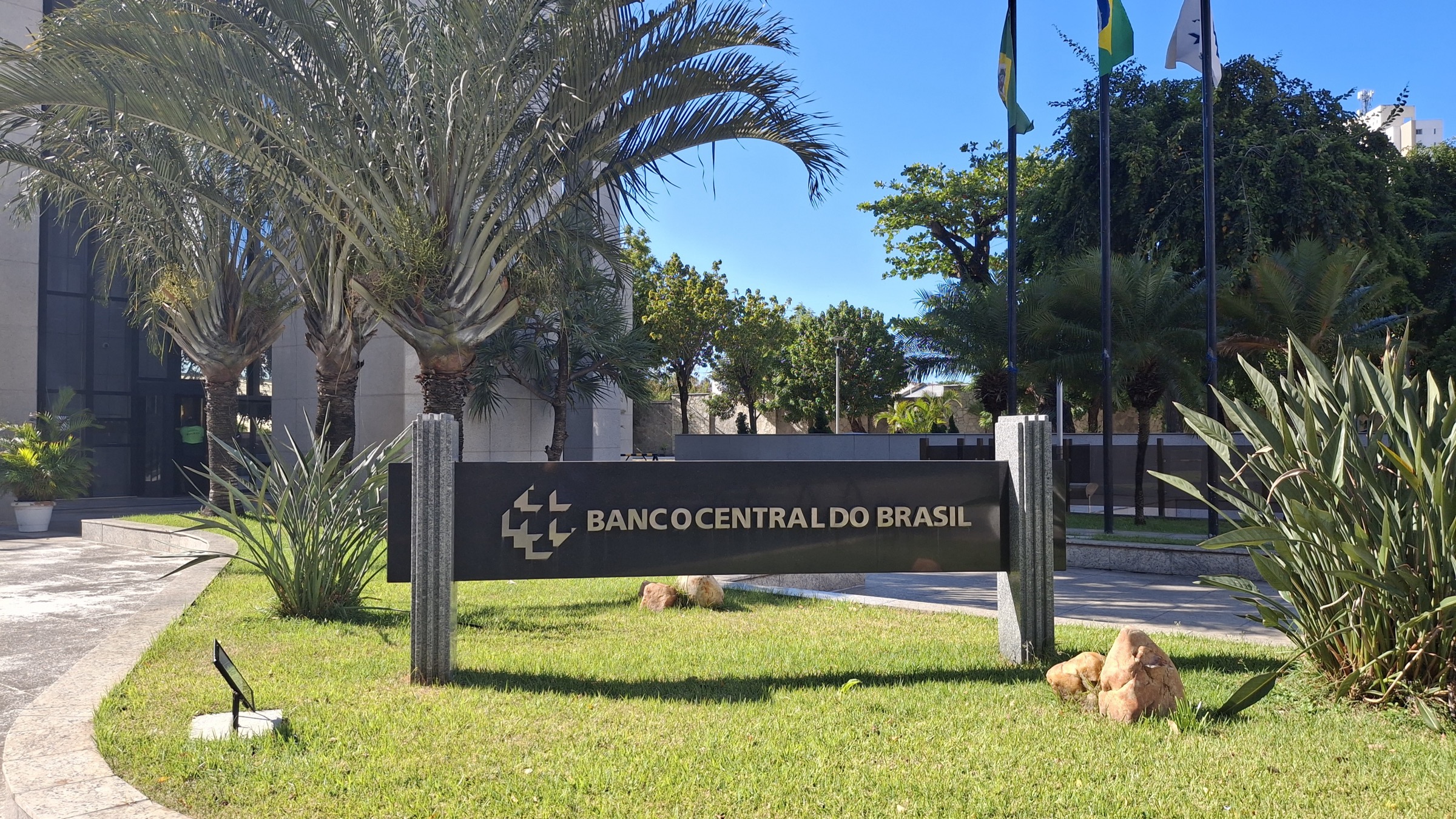 An office building of the Banco Central do Brasil in Fortaleza, photographed from the street.